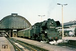 Vor der renovierungsbedürftigen Halle des Gerarer Hbf wartet 65 1024 vor P 9075 nach Ronneburg. (12.10.1978) <i>Foto: Wolfgang Bügel</i>