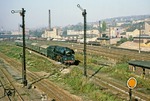 Die hohen Ausfahrsignale des Bahnhofs Gera-Süd passiert die heute noch als Museumslok im Einsatz befindliche 01 0509 vor P 3023 nach Saalfeld. (12.10.1978) <i>Foto: Wolfgang Bügel</i>