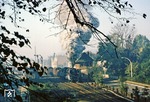 Für diese Ausfahrt der 58 3003 in Schmölln musste man sich als Baumkletterer betätigen. (13.10.1978) <i>Foto: Wolfgang Bügel</i>