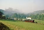 Durch das Gessenbachtal bei Gera-Kaimberg ist 58 3047 mit einem Durchgangsgüterzug nach Glauchau unterwegs. (13.10.1978) <i>Foto: Wolfgang Bügel</i>
