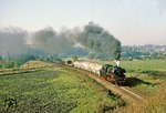 Bei Gößnitz räuchert 58 3047 auf dem Weg nach Glauchau die Gegend ein. (13.10.1978) <i>Foto: Wolfgang Bügel</i>