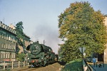 Durch Schmölln rollt 58 3017 mit einem Güterzug nach Gera. Der Heizer hat wohl nur Augen für die Radfahrerin. (13.10.1978) <i>Foto: Wolfgang Bügel</i>