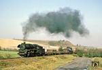 Zwischen Schmölln und Ronneburg ist 58 3017 vor einem Dg aus Glauchau bei Posterstein unterwegs. (13.10.1978) <i>Foto: Wolfgang Bügel</i>
