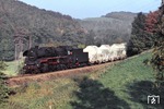 58 3017 rollt mit einem Güterzug aus Glauchau bei der Blockstelle Kaimberg ihrem Zielort Gera entgegen. (13.10.1978) <i>Foto: Peter Schiffer</i>