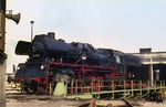 Als letzte Neukonstruktion einer Dampflok, die eine deutsche Eisenbahnverwaltung in Dienst stellte, verließ 1956 die Neubaulok 23 1001 das Herstellerwerk "Lokomotivbau Karl Marx" in Babelsberg. Bis 1959 wurden insgesamt 113 Maschinen in Dienst gestellt. Die Neuanlieferung der 23 1001 erfolgte zum Bw Halle (Saale) P. Weitere Stationen waren Rostock, Leipzig Hbf Süd, Falkenberg (Elster) und Lutherstadt Wittenberg. 1977 wurde sie unter ihrer neuen EDV-Nummer 35 1001-3 ausgemustet. Der Fotograf traf die Lok im Heimat-Bw Leipzig Hbf Süd an.   (06.1967) <i>Foto: J. R. Broughton</i>