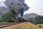Fotohalt mit Scheinanfahrt vor der Kulisse der Wartburg bei Förtha mit 24 009 + 50 3501 vor einem Sonderzug. (28.07.1990) <i>Foto: A. Wagner</i>