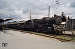 22 008 entstand am 26.09.1958 aus der Rekonstruktion der 39 006 (Baujahr 1922) im Raw Meiningen durch Einbau eines Hochleistungskessels und Verlängerung des Rahmens im Bereich des Stehkessels. Hier wartet die Erfurter Maschine im Bahnhof Bebra auf die Rückfahrt in die Heimat.  (08.08.1965) <i>Foto: Robin Fell</i>