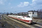Der damalige Starzug der (DDR-)Deutschen Reichsbahn, der VT175 (hier die Nummern 003 + 004) in Gmünd/NO. Die Garnitur ist als Expresszug 70 "Vindobona" zwischen Wien und Berlin eingesetzt. Er war zwar nicht besonders schnell, dafür aber für das ausgewählte Publikum eine recht komfortable Reisemöglichkeit zwischen Ost und West. (18.03.1978) <i>Foto: Joachim Bügel</i>
