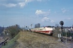 Der "Vindobona" passiert die Grenze zwischen Österreich und der Tschechoslowakei. Die Anlagen im Hintergrund gehören zur Grenzstation Ceske Velenice. (18.03.1978) <i>Foto: Joachim Bügel</i>