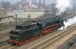 Über die damals noch umfangreich vorhandenen Weichenstraßen setzt 01 2114 im Bahnhof Saalfeld um. Die Lok wird den D 504 nach Halle/Saale bespannen. (17.04.1980) <i>Foto: Joachim Bügel</i>