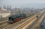 Während auf die Ausfahrt des D 504 gewartet wurde, fährt von der Saalebahn kommend eine weitere Altbau-01 - 01 2204 - mit P 3003 nach Saalfeld ein. (17.04.1980) <i>Foto: Joachim Bügel</i>
