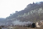 Vor der Kulisse der Dornburger Schlösser räuchert die kohlegefeuerte 01 1512 mit Dg 55460 am Saaleufer entlang. (17.04.1980) <i>Foto: Joachim Bügel</i>