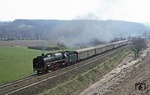 01 2204 verlässt mit P 4004 den Haltepunkt Zeutsch an der Saalebahn. Die Zuggarnitur besteht aus LOWA-E5-Mitteleinstiegswagen. (17.04.1980) <i>Foto: Joachim Bügel</i>