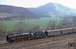 01 2204 mit P 4004 in der Bahnhofsausfahrt von Kahla. Im Hintergrund ist im Dunst die Leuchtenburg auszumachen. (17.04.1980) <i>Foto: Joachim Bügel</i>
