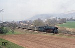 01 1512 hat in Camburg den P 4005 nach Saalfeld übernommen und kommt bei Göschwitz angedampft. Dies war keine unproblematische Fotostelle, kontrollierte doch hier gerne die Volkspolizei "Schwarzabfahrer" von der Transitstrecke (heute Autobahn A 4), die schnell einmal einen Dampfzug aufnehmen wollten. (17.04.1980) <i>Foto: Joachim Bügel</i>