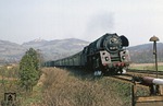 Hinter Kahla konnte P 4005 erneut abgelichtet werden. Die Leuchtenburg "leuchtete" mittlerweile besser aus dem Dunst heraus. (17.04.1980) <i>Foto: Joachim Bügel</i>