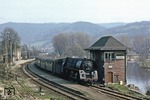 Mit der Vorbeifahrt am Wärterstellwerk "Us" in Uhlstädt verabschieden wir uns von der Zugverfolgung des P 4005 mit 01 1512. (17.04.1980) <i>Foto: Joachim Bügel</i>