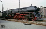 Hinter der Erfurter 01 533 versteckt sich die ehemalige 01 116, die am 31.12.1964 (Abnahmedatum) im RAW Meiningen umgebaut wurde. Die noch relativ neue Maschine wartet im Bahnhof Bebra auf die Rückfahrt in den Osten. (03.09.1966) <i>Foto: Kurt Reimelt</i>