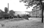 Rangierabteilung mit einer B n2t-Regelspurlok im Spremberger Stadtbahnhof, dem Betriebsmittelpunkt der Spremberger Stadtbahn. Rechts befindet sich das zweistöckige Empfangsgebäude, im Hintergrund sind die Gebäude der Tuchfabrik Emil Schnabl Aktiengesellschaft zu sehen. Die Spremberger Stadtbahn war eine städtische Kleinbahn, die drei Betriebsteile besaß. Vom Spremberger Staatsbahnhof, dem heutigen Hauptbahnhof, führte eine normalspurige Strecke zum Stadtbahnhof. Hier befanden sich Rollbockgruben zur Übergabe der Güterwagen an das meterspurige Gleisnetz der Stadtbahn mit seinen zahlreichen Fabrikanschlüssen. Eine Kohlebahn führte zu den naheliegenden Gruben, die gleisseitig mit der Stadtbahn verbunden war. Alle drei Streckenteile wurden offiziell am 21. Januar 1898 in Betrieb genommen. (1928) <i>Foto: Walter Hollnagel</i>