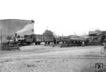 Lok 2 der Spremberger Stadtbahn rangiert an den Rollbockgruben im Stadtbahnhof Spremberg. Die B n2t-Lok (Hanomag 2786/1896) versah den Betrieb auf der 3,25 km langen regelspurigen Verbindungsbahn vom Staatsbahnhof zum Stadtbahnhof in Spremberg. Nach der Betriebseinstellung 1932 wurde die Lok verschrottet. (1928) <i>Foto: Walter Hollnagel</i>