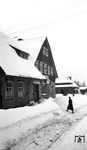 Der Bahnhof Clausthal Ost war neben Zellerfeld die zweite Station der Stadt auf der Innerstetalbahn von Goslar nach Altenau im Harz. Bei einem Luftangriff auf das nahe Sprengstoffwerk am 07. Oktober 1944 wurde auch der Bahnhof getroffen und das Empfangsgebäude völlig zerstört. Das neue Gebäude entstand in deutlich vereinfachter und verkleinerter Form neu und wurde mit Holz verschalt. (03.1951) <i>Foto: Walter Hollnagel</i>