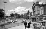 Mit rund 43.000 Reisenden pro Tag ist der Bahnhof Dammtor der drittgrößte Bahnhof Hamburgs und einer von fünf Fernbahnhöfen der Stadt. Das repräsentative Ambiente der Bahnhofsanlage wurde bevorzugt auch zum Empfang namhafter Staatsgäste genutzt, so des britischen Königs Eduard VII., des Kaisers von Äthiopien, Haile Selassie, der Königinnen Elizabeth II. von England, Margarethe von Dänemark und Juliana der Niederlande sowie des Schah von Persien, Reza Pahlavi. (06.1964) <i>Foto: Walter Hollnagel</i>