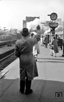 Abschied am "Interzonenzug" nach Berlin im Hamburger Hauptbahnhof. Der Reisekomfort in den 3-achs-Umbauwagen dürfte nicht besonders gewesen sein. (07.1955) <i>Foto: Walter Hollnagel</i>