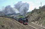 1980 war die Zeit vorbei, dass der E 802 auf seinem kompletten Laufweg mit Dampf gefahren wurde. Auf dem Abschnitt Sonneberg - Saalfeld musste die Baureihe 95 bereits der rumänischen 119 weichen, ab Saalfeld ging es aber unvermindert mit einer "Hochhaxigen" bis Leipzig weiter. (18.04.1980) <i>Foto: Joachim Bügel</i>