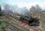 01 2204 dampft mit E 802 nach Leipzig an den Häusern von Pößneck vorbei. (18.04.1980) <i>Foto: Joachim Bügel</i>