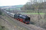 01 2204 hat mit E 802 Wetterzeube im Elstertal erreicht. (18.04.1980) <i>Foto: Joachim Bügel</i>