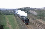 Hinter Zeitz passiert 01 2204 mit E 802 nach Leipzig die Eisenbahnüberführung nach Weißenfels. (18.04.1980) <i>Foto: Joachim Bügel</i>