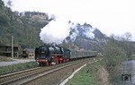 Vor der Kulisse der Dornburger Schlösser fährt 01 2204 mit P 4005 nach Saalfeld vorbei. (19.04.1980) <i>Foto: Joachim Bügel</i>