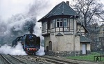 01 2204 macht mit P 4005 ordentlich Dampf am Wärterstellwerk "Js" in der südlichen Bahnhofsausfahrt von Jena-Saalbahnhof. (19.04.1980) <i>Foto: Joachim Bügel</i>