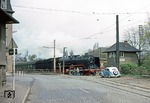 Da passende Auto hatte sich eher zufällig am Bahnübergang an der Kahlaischen Straße in Jena-Paradies eingefunden, als 01 2204 mit P 4005 am Bk. Ammerbach vorbeifuhr. (19.04.1980) <i>Foto: Joachim Bügel</i>
