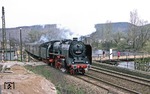 01 2204 mit P 4005 nach Saalfeld in Rothenstein an der Saale. Die baufällige Holzbrücke über die Saale nach Ölknitz (vgl. Bild-Nr. 16114) hat mittlerweile einen neuen Belag erhalten. (19.04.1980) <i>Foto: Joachim Bügel</i>