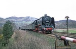 Während die Leuchtenburg über der Saale trohnt, rollt 01 2204 im Tal mit P 4005 vorbei. (19.04.1980) <i>Foto: Joachim Bügel</i>