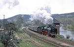 Die Überleitung auf das richtige Gleis erfolgte in Uhlstädt erst in der westlichen Bahnhofsausfahrt, sodass 01 2204 mit P 4005 am Außengleis den Bahnhof verlassen musste. (19.04.1980) <i>Foto: Joachim Bügel</i>
