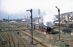 Charakteristisch für Gera Süd waren die hohen Ausfahrsignale, an denen 01 2114 mit E 805 nach Saalfeld vorbeifährt. (19.04.1980) <i>Foto: Joachim Bügel</i>