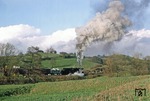 Die Windgeschwindigkeit war offenkundig höher als die Geschwindigkeit des Zuges, als sich 44 0397 mit Üg 74424 Unterwellenborn näherte. (19.04.1980) <i>Foto: Joachim Bügel</i>