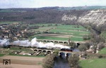01 2204 überquert mit D 504 die Saale bei Saaleck. Die Lok wird den Zug von Saalfeld bis Halle bespannen. (20.04.1980) <i>Foto: Joachim Bügel</i>