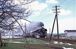 Nach einem kurzen April-Schneeschauer hatte sich das Wetter bei der Vorbeifahrt der 01 0505 mit P 3023 nach Saalfeld zwischen Mittelpöllnitz und Triptis wieder beruhigt. (20.04.1980) <i>Foto: Joachim Bügel</i>