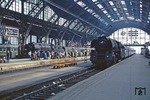 Zu 01 0505 mit P 3020 (links) gesellt sich 01 1511, die mit E 800 aus Saalfeld in Leipzig Hbf eintrifft. (05.06.1980) <i>Foto: Wolfgang Bügel</i>