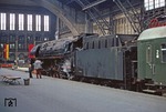 01 1511 vor E 800 in Leipzig Hbf. Der Vater erklärt seinem interessierten Sohn wohl gerade die Technik der Lok. (05.06.1980) <i>Foto: Wolfgang Bügel</i>