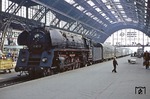 Die kohlegefeuerte 01 1511 ist mit E 800 aus Saalfeld in Leipzig eingetroffen. (05.06.1980) <i>Foto: Wolfgang Bügel</i>