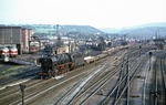 Der bekannte Blick vom "Affenfelsen" (so die umgangssprachlich vom Bahnpersonal titulierte Straßenbrücke, die häufig von Fotografen belagert war) darf auch nicht fehlen: 44 0115 fährt mit Dg 54494 Richtung Unterwellenborn aus. (05.06.1980) <i>Foto: Wolfgang Bügel</i>