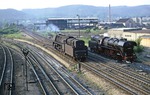 Während 01 0521 von Unterwellenborn kommend nach Saalfeld einfährt, wartet 44 0414 darauf, ins Bw einzurücken. (05.06.1980) <i>Foto: Wolfgang Bügel</i>