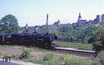 52 8034 mit P 19553 auf der Strecke nach Vitzenburg am Haltepunkt Querfurt West. Leider sorgte die hochstehende Sommermittagssonne für sehr ungünstige Lichtverhältnisse. (06.06.1980) <i>Foto: Wolfgang Bügel</i>