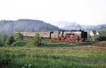 Bei Gera-Röppisch legt sich 01 2204 mit E 807 Richtung Wolfsgefärth in die Kurve. (06.06.1980) <i>Foto: Wolfgang Bügel</i>