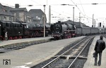 01 2204 begegnet mit E 802 (Sonneberg - Leipzig) der auf Ausfahrt wartenden 01 0510 (ehemalige 01 139) in Leipzig Hbf. (08.05.1980) <i>Foto: Peter Schiffer</i>