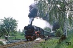 Mit ordentlich Spektakel kämpft sich 58 3047 mit DMV-Sdz 23646 die Steigung bei Deutschenbora hinauf. (07.06.1980) <i>Foto: Wolfgang Bügel</i>